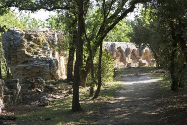 Fransa 'nın güneyindeki Nimes' te antik Roma Pont du Gard su kemeri ve viyadük köprüsünün kalıntıları.