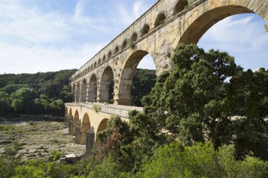 Antik Roma Pont du Gard su kemeri ve viyaduct köprüsü, tüm antik Roma köprülerinin en yükseği, Fransa 'nın güneyindeki Nimes yakınlarında..