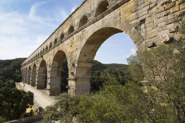 Antik Roma Pont du Gard su kemeri ve viyaduct köprüsü, tüm antik Roma köprülerinin en yükseği, Fransa 'nın güneyindeki Nimes yakınlarında..