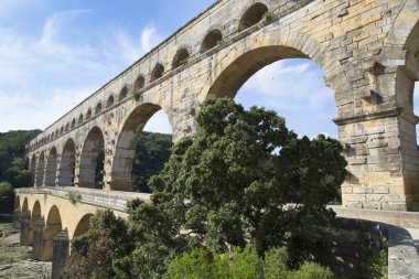 Antik Roma Pont du Gard su kemeri ve viyaduct köprüsü, tüm antik Roma köprülerinin en yükseği, Fransa 'nın güneyindeki Nimes yakınlarında..