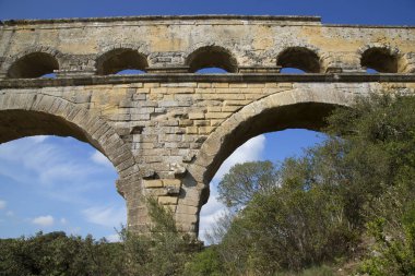 Antik Roma Pont du Gard su kemeri ve viyaduct köprüsü, tüm antik Roma köprülerinin en yükseği, Fransa 'nın güneyindeki Nimes yakınlarında..