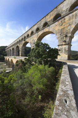 Antik Roma Pont du Gard su kemeri ve viyaduct köprüsü, tüm antik Roma köprülerinin en yükseği, Fransa 'nın güneyindeki Nimes yakınlarında..