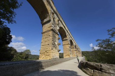 Antik Roma Pont du Gard su kemeri ve viyaduct köprüsü, tüm antik Roma köprülerinin en yükseği, Fransa 'nın güneyindeki Nimes yakınlarında..