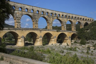 Antik Roma Pont du Gard su kemeri ve viyaduct köprüsü, tüm antik Roma köprülerinin en yükseği, Fransa 'nın güneyindeki Nimes yakınlarında..