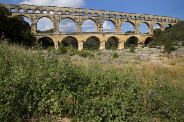 Antik Roma Pont du Gard su kemeri ve viyaduct köprüsü, tüm antik Roma köprülerinin en yükseği, Fransa 'nın güneyindeki Nimes yakınlarında..
