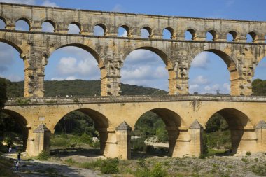 Antik Roma Pont du Gard su kemeri ve viyaduct köprüsü, tüm antik Roma köprülerinin en yükseği, Fransa 'nın güneyindeki Nimes yakınlarında..