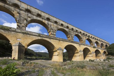 Antik Roma Pont du Gard su kemeri ve viyaduct köprüsü, tüm antik Roma köprülerinin en yükseği, Fransa 'nın güneyindeki Nimes yakınlarında..