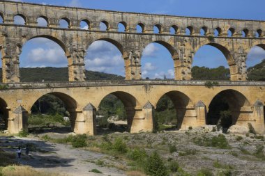 Antik Roma Pont du Gard su kemeri ve viyaduct köprüsü, tüm antik Roma köprülerinin en yükseği, Fransa 'nın güneyindeki Nimes yakınlarında..