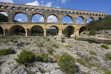Antik Roma Pont du Gard su kemeri ve viyaduct köprüsü, tüm antik Roma köprülerinin en yükseği, Fransa 'nın güneyindeki Nimes yakınlarında..