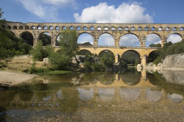 Antik Roma Pont du Gard su kemeri ve viyaduct köprüsü, tüm antik Roma köprülerinin en yükseği, Fransa 'nın güneyindeki Nimes yakınlarında..