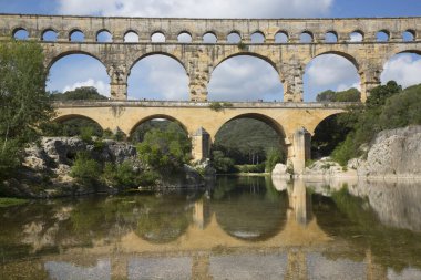 Antik Roma Pont du Gard su kemeri ve viyaduct köprüsü, tüm antik Roma köprülerinin en yükseği, Fransa 'nın güneyindeki Nimes yakınlarında..
