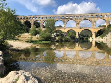 Antik Roma Pont du Gard su kemeri ve viyaduct köprüsü, tüm antik Roma köprülerinin en yükseği, Fransa 'nın güneyindeki Nimes yakınlarında..