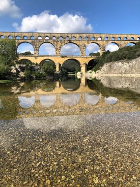 Antik Roma Pont du Gard su kemeri ve viyaduct köprüsü, tüm antik Roma köprülerinin en yükseği, Fransa 'nın güneyindeki Nimes yakınlarında..