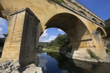 Antik Roma Pont du Gard su kemeri ve viyadük köprüsünün ayrıntıları, Güney Fransa 'da Nimes yakınlarındaki antik Roma köprülerinin en büyüğü..