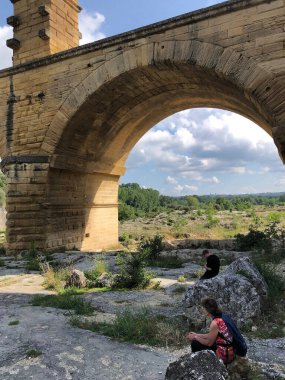 Güney Fransa 'daki Pont du Gard köprüsünün yakınında oturan insanlar