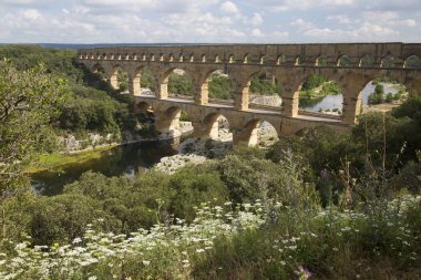 Antik Roma Pont du Gard su kemeri ve viyaduct köprüsü, tüm antik Roma köprülerinin en yükseği, Fransa 'nın güneyindeki Nimes yakınlarında..