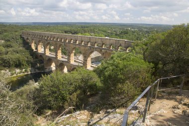 Antik Roma Pont du Gard su kemeri ve viyaduct köprüsü, tüm antik Roma köprülerinin en yükseği, Fransa 'nın güneyindeki Nimes yakınlarında..