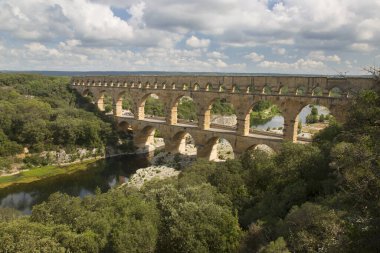 Antik Roma Pont du Gard su kemeri ve viyaduct köprüsü, tüm antik Roma köprülerinin en yükseği, Fransa 'nın güneyindeki Nimes yakınlarında..