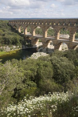 Antik Roma Pont du Gard su kemeri ve viyaduct köprüsü, tüm antik Roma köprülerinin en yükseği, Fransa 'nın güneyindeki Nimes yakınlarında..