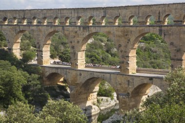 Antik Roma Pont du Gard su kemeri ve viyaduct köprüsü, tüm antik Roma köprülerinin en yükseği, Fransa 'nın güneyindeki Nimes yakınlarında..