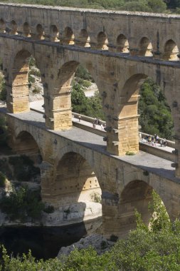 Antik Roma Pont du Gard su kemeri ve viyaduct köprüsü, tüm antik Roma köprülerinin en yükseği, Fransa 'nın güneyindeki Nimes yakınlarında..