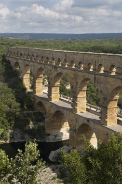 Antik Roma Pont du Gard su kemeri ve viyaduct köprüsü, tüm antik Roma köprülerinin en yükseği, Fransa 'nın güneyindeki Nimes yakınlarında..