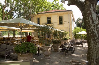 Avignon 'un hemen dışında ve Provence Bölgesi' ndeki Pont Du Gard 'ın yanında, Gardon nehri kıyısında büyük bir villa..