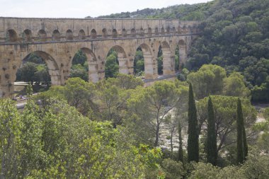 Antik Roma Pont du Gard su kemeri ve viyaduct köprüsü, tüm antik Roma köprülerinin en yükseği, Fransa 'nın güneyindeki Nimes yakınlarında..