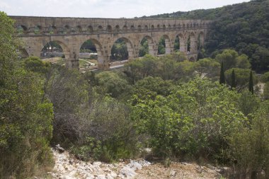 Antik Roma Pont du Gard su kemeri ve viyaduct köprüsü, tüm antik Roma köprülerinin en yükseği, Fransa 'nın güneyindeki Nimes yakınlarında..