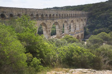 Antik Roma Pont du Gard su kemeri ve viyaduct köprüsü, tüm antik Roma köprülerinin en yükseği, Fransa 'nın güneyindeki Nimes yakınlarında..