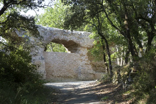 Fransa 'nın güneyindeki Nimes' te antik Roma Pont du Gard su kemeri ve viyadük köprüsünün kalıntıları.