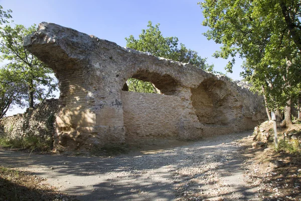 Fransa 'nın güneyindeki Nimes' te antik Roma Pont du Gard su kemeri ve viyadük köprüsünün kalıntıları.