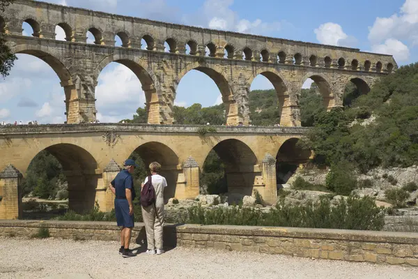 Turistas Pie Cerca Del Antiguo Puente Romano Del Acueducto Gard — Foto de Stock
