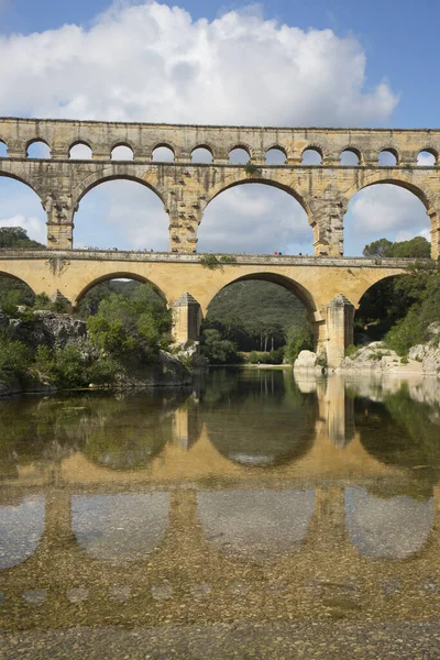 Antik Roma Pont du Gard su kemeri ve viyaduct köprüsü, tüm antik Roma köprülerinin en yükseği, Fransa 'nın güneyindeki Nimes yakınlarında..