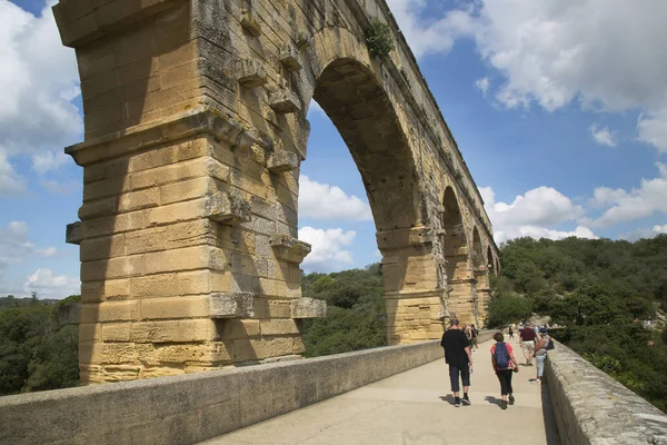 Antik Roma Pont du Gard su kemeri ve viyadük köprüsünün ayrıntıları, Güney Fransa 'da Nimes yakınlarındaki antik Roma köprülerinin en büyüğü..