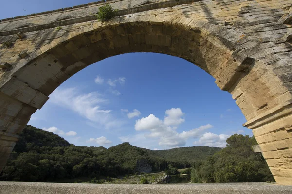 Antik Roma Pont du Gard su kemeri ve viyadük köprüsünün ayrıntıları, Güney Fransa 'da Nimes yakınlarındaki antik Roma köprülerinin en büyüğü..