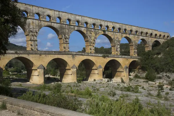 Antik Roma Pont du Gard su kemeri ve viyaduct köprüsü, tüm antik Roma köprülerinin en yükseği, Fransa 'nın güneyindeki Nimes yakınlarında..