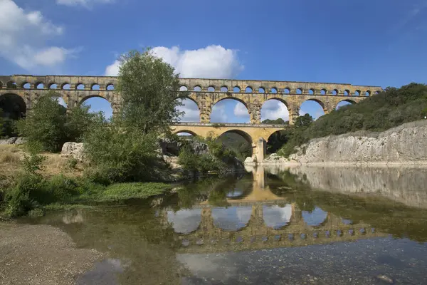 Antik Roma Pont du Gard su kemeri ve viyaduct köprüsü, tüm antik Roma köprülerinin en yükseği, Fransa 'nın güneyindeki Nimes yakınlarında..