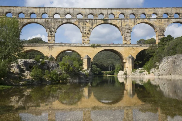 古罗马桥 Pont Gard Aqueduct 和高架桥 Viaduct Bridge 是所有古罗马桥中最高的一座 靠近法国南部的尼姆斯 — 图库照片