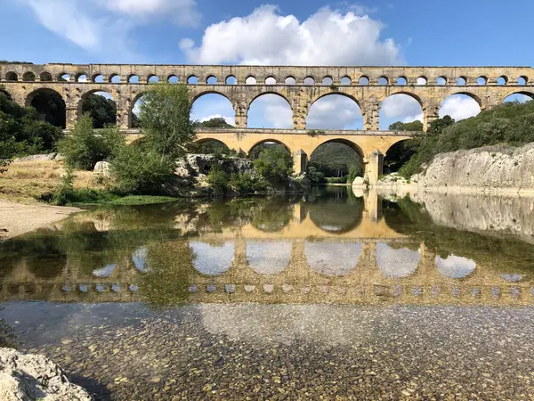 Antik Roma Pont du Gard su kemeri ve viyaduct köprüsü, tüm antik Roma köprülerinin en yükseği, Fransa 'nın güneyindeki Nimes yakınlarında..