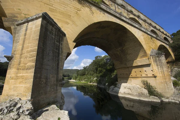 Antik Roma Pont du Gard su kemeri ve viyadük köprüsünün ayrıntıları, Güney Fransa 'da Nimes yakınlarındaki antik Roma köprülerinin en büyüğü..