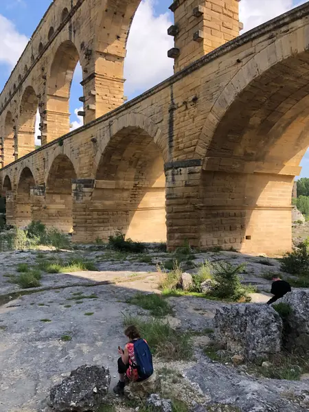 Güney Fransa 'daki Pont du Gard köprüsünün yakınında oturan insanlar