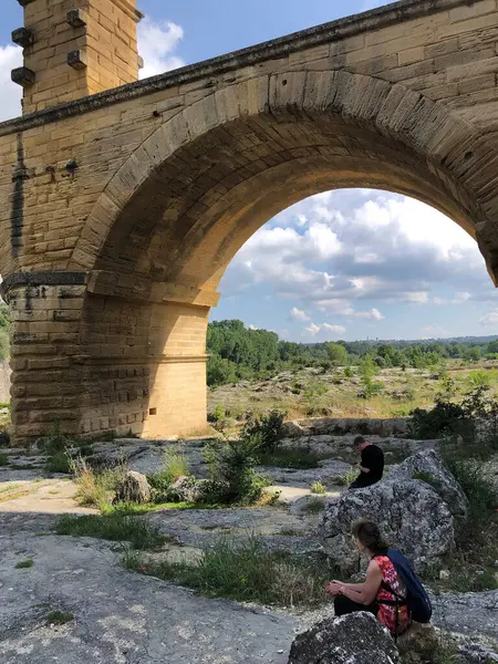 Güney Fransa 'daki Pont du Gard köprüsünün yakınında oturan insanlar
