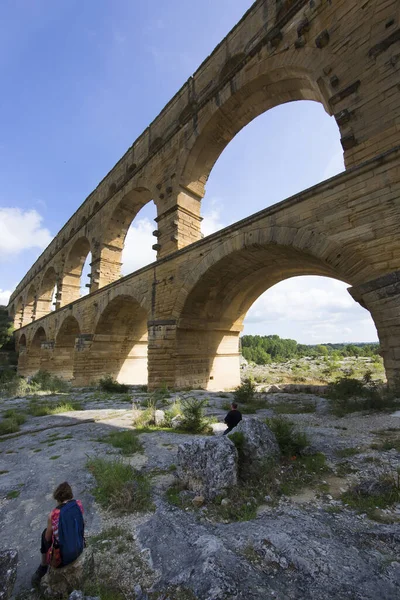 Stock image People sitting near Roman bridge of Pont du Gard in Southern France