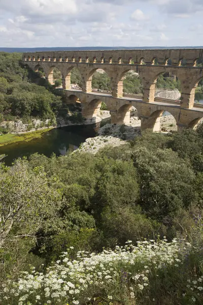 Antik Roma Pont du Gard su kemeri ve viyaduct köprüsü, tüm antik Roma köprülerinin en yükseği, Fransa 'nın güneyindeki Nimes yakınlarında..