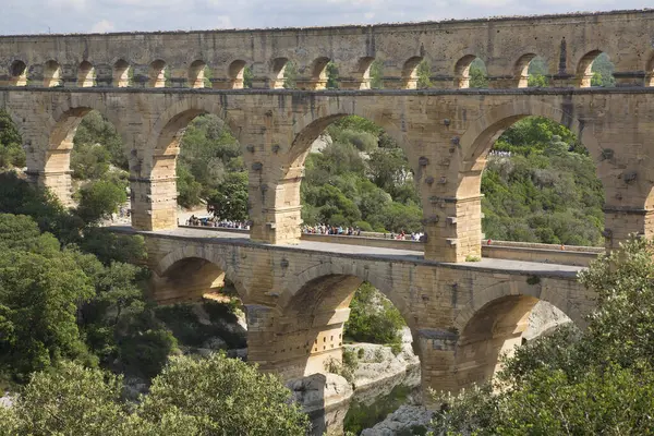 Antik Roma Pont du Gard su kemeri ve viyaduct köprüsü, tüm antik Roma köprülerinin en yükseği, Fransa 'nın güneyindeki Nimes yakınlarında..