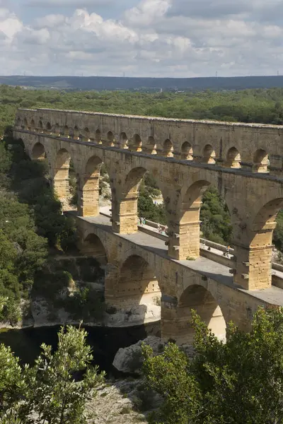 Antik Roma Pont du Gard su kemeri ve viyaduct köprüsü, tüm antik Roma köprülerinin en yükseği, Fransa 'nın güneyindeki Nimes yakınlarında..