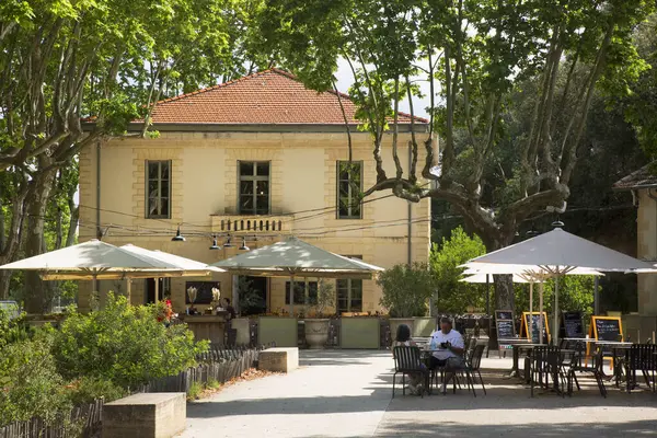 Avignon 'un hemen dışında ve Provence Bölgesi' ndeki Pont Du Gard 'ın yanında, Gardon nehri kıyısında büyük bir villa..