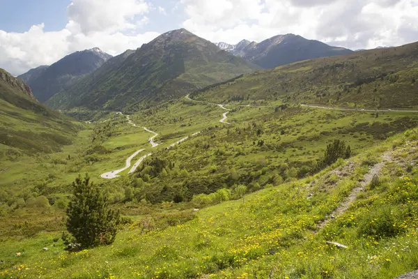 Zielony Zalesione Góry Wzniesień Piękne Doliny Przecinają Szlaki Andorze — Zdjęcie stockowe