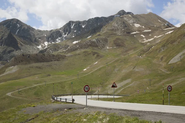 Yol işaretleri olan dolambaçlı bir dağ manzarası